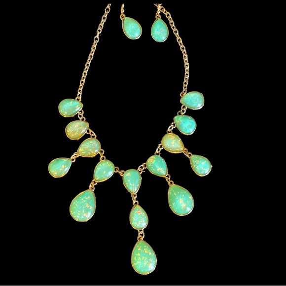 Acrylic Nacre Teardrop Necklace - Picture 4 of 9